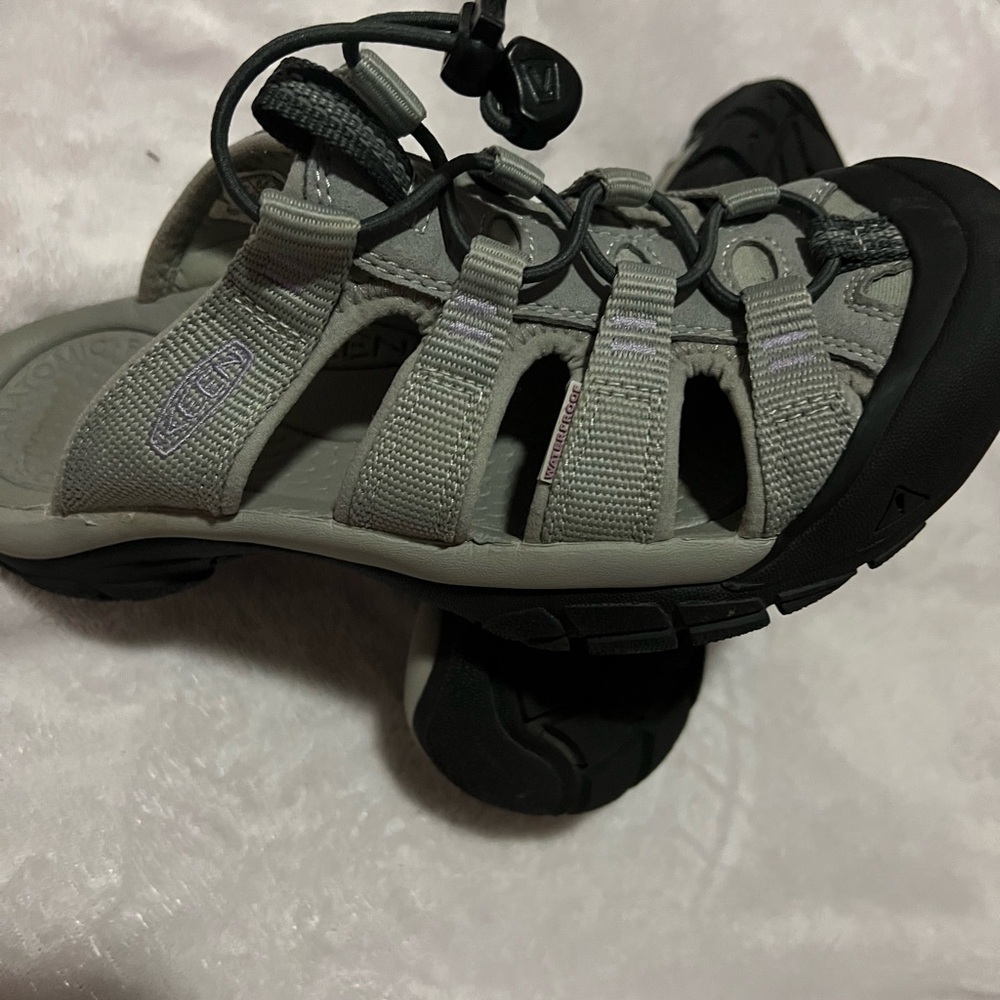 KEEN Women's Light Gray and Black Sandals